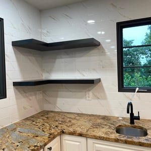 Oil-rubbed bronze stainless shelves — waterproof and stylish for kitchens or bathrooms.
Tags: bronze shelf, stainless steel, brushed bronze, modern decor.