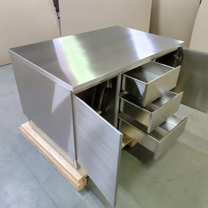 ISLA DE COCINA 60"x39"xH.35", acero inoxidable, 3 gabinetes + barra de bar sin juntas