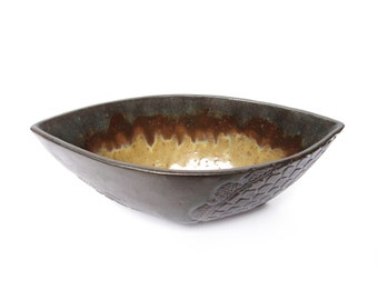 Boat shaped Ceramic fruit bowl, Double colour clay bowl, Handmade bowl, Ceramic serving bowl, Decorative bowl, Pottery Gift, Black pottery