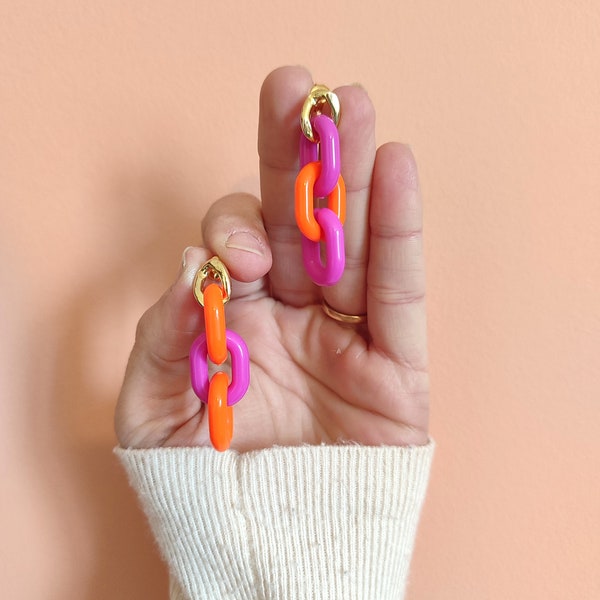 Boucles d'oreilles dépareillées maillons fluo orange et violet