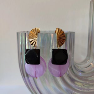 Bunte und Retro-Ohrringe in Lila und Schwarz