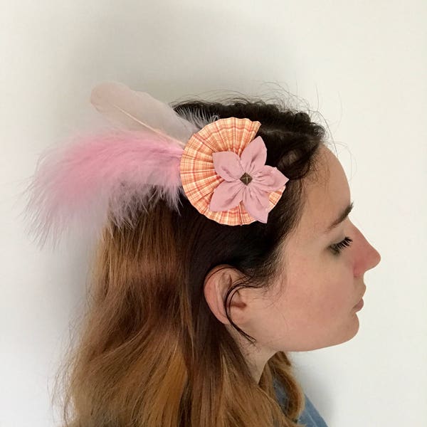 Barrette fleur en tissu, origami et plumes