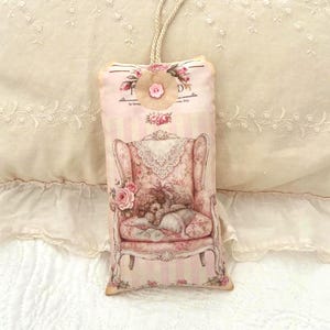 Etiquette tissu diffuseur de parfum à suspendre, décoration tissu fauteuil chien , nostalgie, senteur fleuri, shabby
