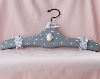 Hanger wooden cameo and lace