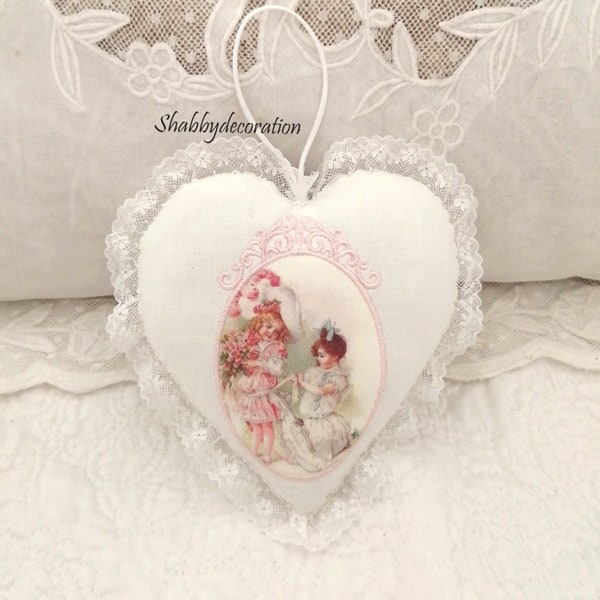 Coeur à suspendre broderie médaillon shabby romantique, dentelle ancienne