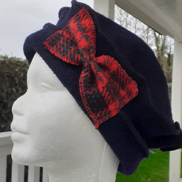 béret femme bleu marine et rouge laine bouillie écossais