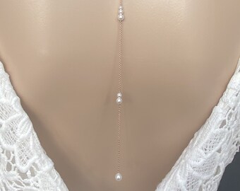 Collier et bijou de dos en plaqué or rose et perles blanches  nacrées swarovski modèle romance