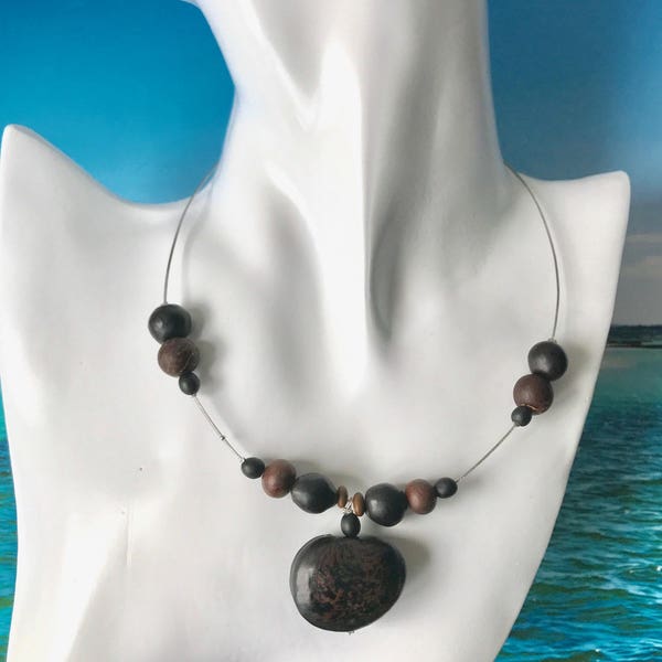 Collier en graines naturelles des Antilles, modèle Oeil de bourrique M90