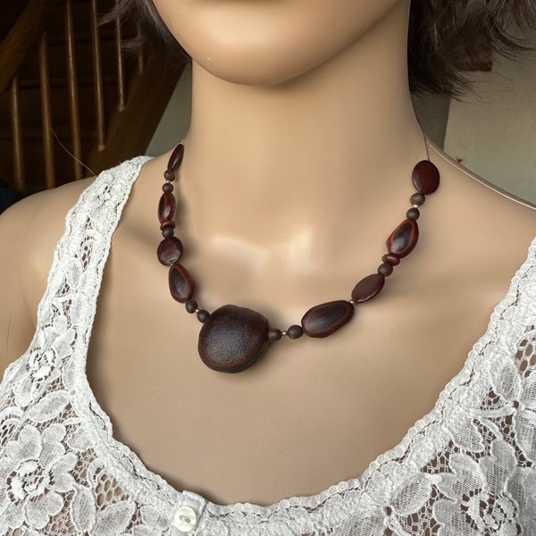 collier en graines naturelles des Antilles modèle oeil de boeuf G9