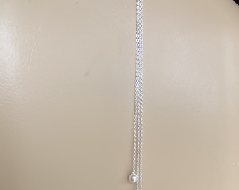 Collier et bijou de dos en acier inoxydable argenté clair, perles blanches nacrées swarovski B1