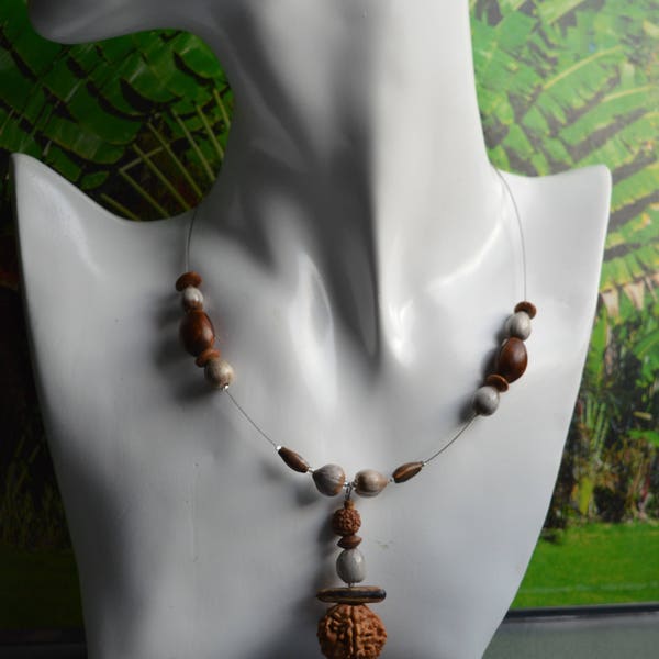 Collier en graines naturelles des Antilles , Modèle Larme de job M69