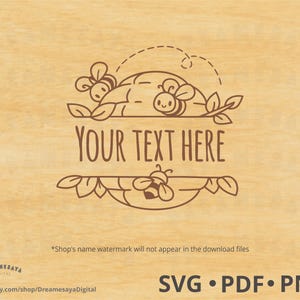 Puede incluir: Un diseño digital marrón con abejas y hojas, con el texto "YOUR TEXT HERE" en un marco decorativo. Incluye formatos SVG, PDF y PNG.