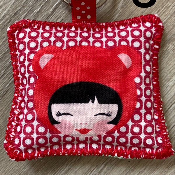 Porte Clés carré coton et ruban rouge 5 cm x 5 cm : inspiration Japon ! Mignon petit cadeau utile et original !