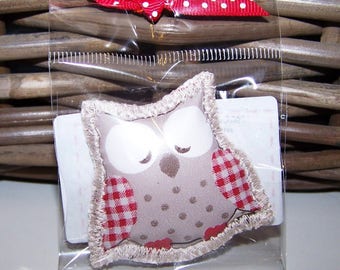 Jolie broche en toile cirée cousue 5 cm x 4 cm : chouette un hibou (qui dort) !