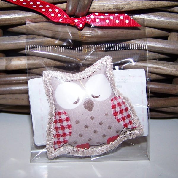 Jolie broche en toile cirée cousue 5 cm x 4 cm : chouette un hibou (qui dort) !