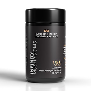 Puede incluir: Botella negra con una etiqueta blanca que dice "INFINITY MUSHROOMS" y "native mystic Ancient Alchemy for a Modern Era 80 Vegan Caps". La etiqueta también tiene un símbolo de infinito y las palabras "IMMUNITY • ENERGY LONGEVITY • BALANCE".