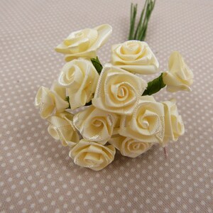 Fleurs en tissu : roses  ivoire , pour embellissement