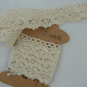 Dentelle large en coton beige, sur carte