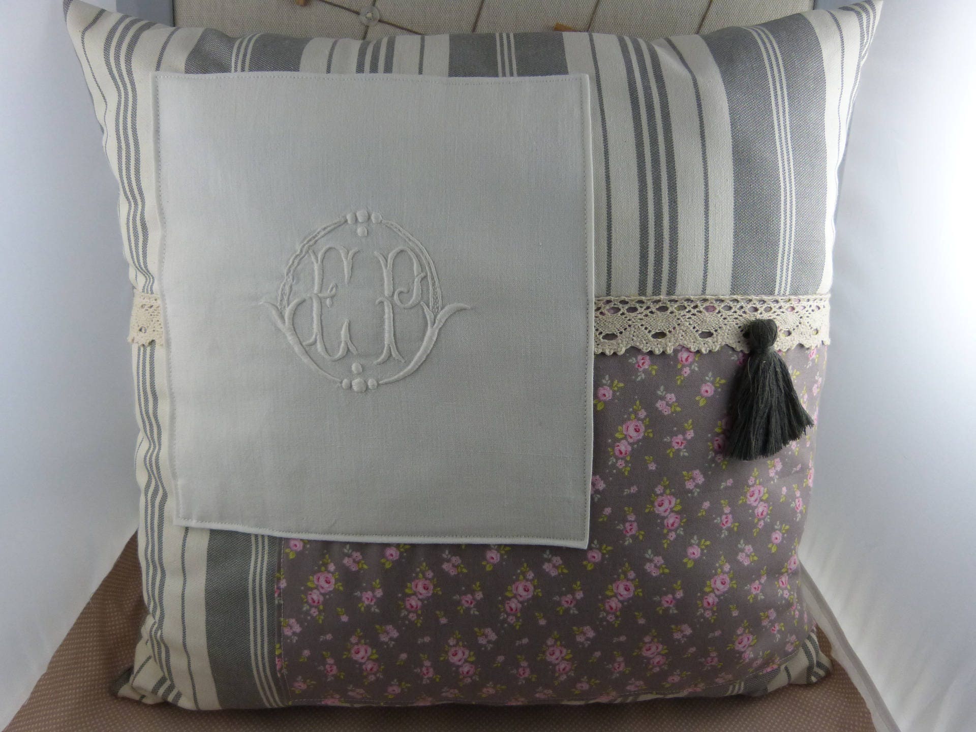 Coussin Shabby Fleurs et Dentelles avec Monogramme