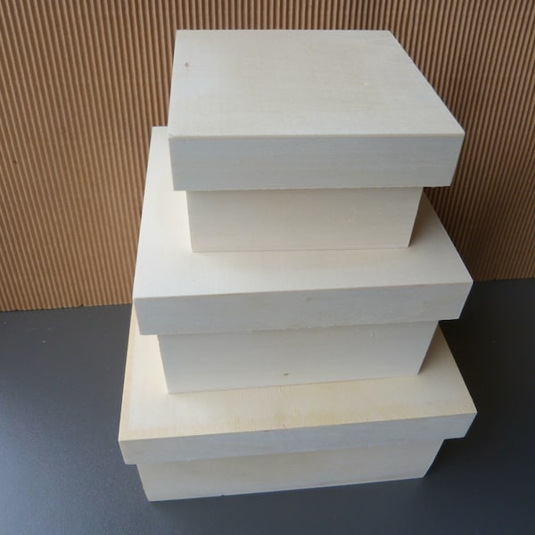 Lot de trois boites gigognes en bois avec couvercles carrées
