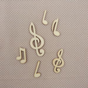 Peut inclure: Un ensemble de six symboles musicaux en bois de couleur claire, comprenant deux clés de sol et quatre notes de musique individuelles, disposés de manière éparse. Chaque pièce présente une surface lisse et plate avec un grain de bois naturel.