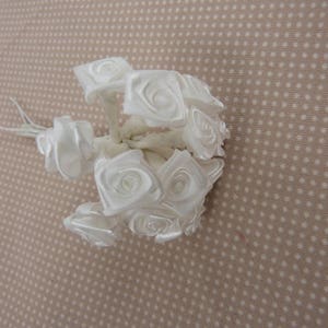 Fleurs en tissu : roses  blanches , pour embellissement