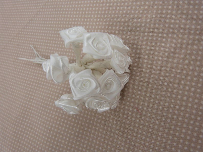 Fleurs en tissu : roses blanches , pour embellissement image 1