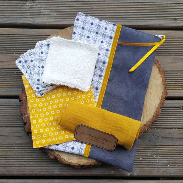 coffret naissance - pochette à couches, lingettes lavables et mouchoir en tissu.