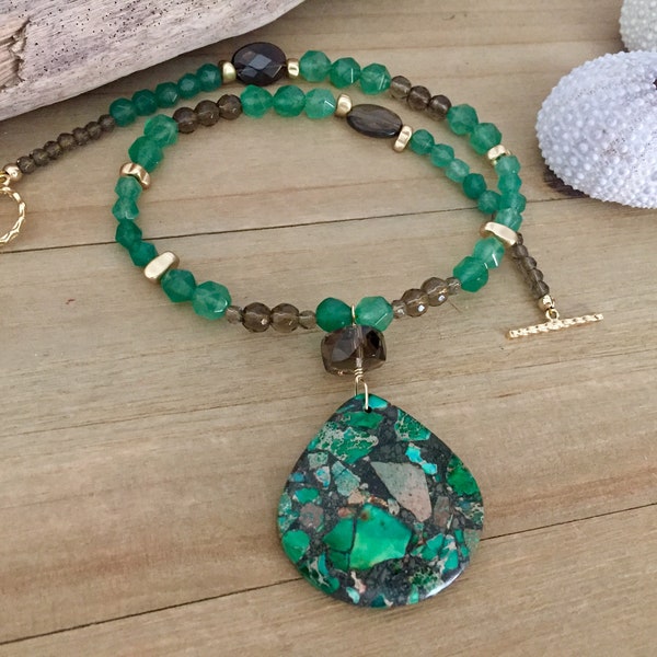 Collier boho chic en onyx verte et quartz fumé avec pendentif en jaspe sédiment de mer