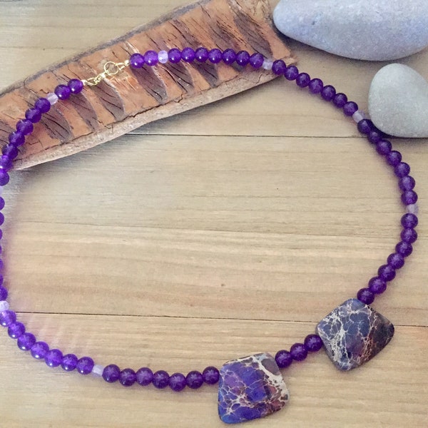 Collier en jade violet, améthyste et jaspe impérial avec des apprêts en gold filled 14k