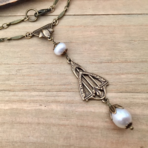 Collier d'inspiration Art Nouveau Mila en laiton vieilli et perles de culture