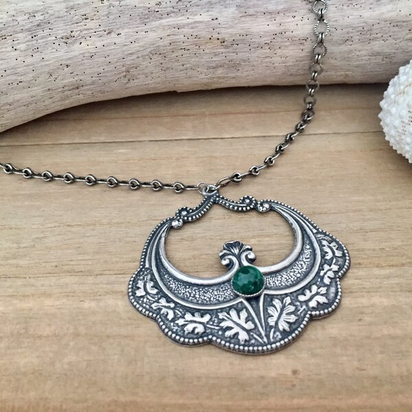 Collier Eugénie d'inspiration Art Nouveau en plaqué argent avec cabochon nacre ou malachite