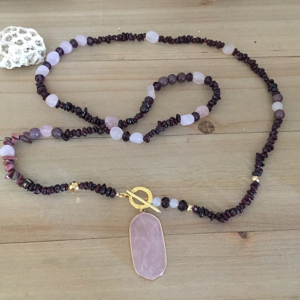 Sautoir Annette en grenat, aventurine pourpre et quartz rose avec pendentif en quartz rose