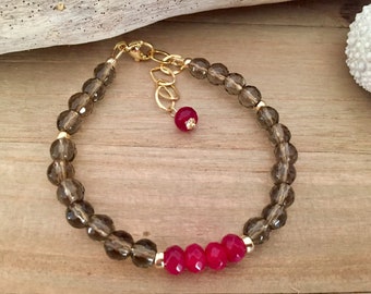 Bracelet boho luxe en gold filled 14k avec rubis et quartz fumé