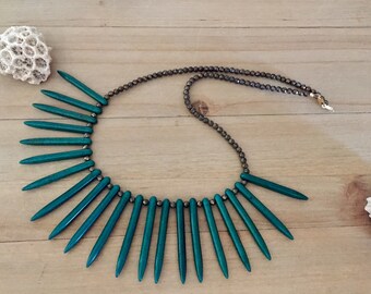 Collier plastron boho luxe en turquoise verte et pyrite réalisé en gold filled 14K