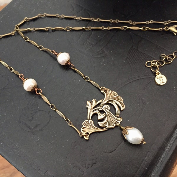 Collier Lily, d'inspiration Art Nouveau en laiton vieilli et perles de culture