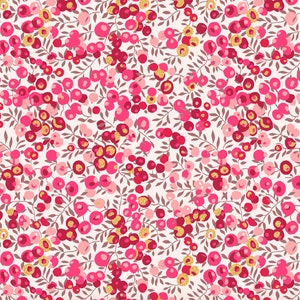 Puede incluir: Un patrón sin costuras con bayas rosas y rojas con detalles de purpurina dorada sobre un fondo blanco. Las bayas están dispuestas en racimos en delicadas ramas marrones.