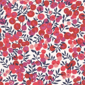 Puede incluir: Diseño de tela con un patrón repetitivo de formas rojas y rosas similares a bayas, intercaladas con hojas y tallos azul oscuro, sobre un fondo blanco. El patrón tiene un tema botánico o floral.
