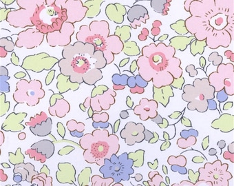 Peut inclure: Un fond blanc avec un motif répétitif de fleurs roses, violettes et vertes. Les fleurs sont stylisées et ont un aspect vintage.