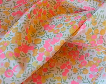 Tissu imprimé Liberty motif Liberty Wiltshire lemon curd couleur jaune rose fluo