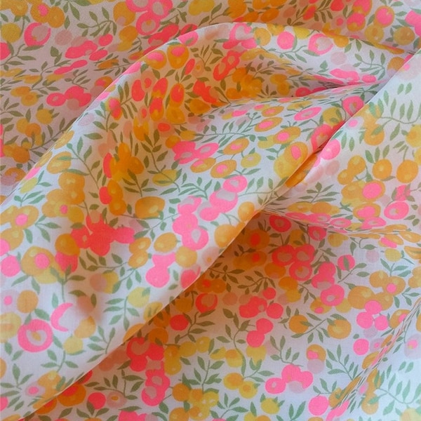 Tissu imprimé Liberty motif Liberty Wiltshire lemon curd couleur jaune rose fluo