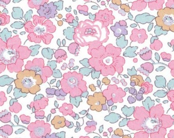 Puede incluir: Un fondo blanco con un patrón repetitivo de flores rosas, azul claro y marrones. Las flores son de varios tamaños y formas, y están dispuestas en un patrón aleatorio.