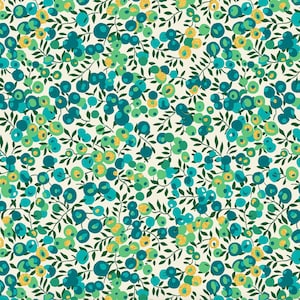 Peut inclure: Motif répété de baies turquoise, vert et bleu sarcelle avec des accents de paillettes dorées et des feuilles vert foncé sur fond crème. Le motif est floral.