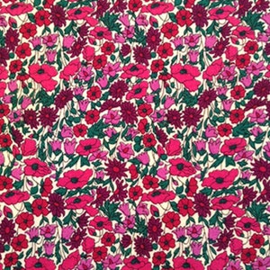 Könnte beinhalten: Ein weißer Stoff mit einem sich wiederholenden Muster aus rosa, roten und grünen Blumen. Die Blumen sind stilisiert und haben einen Vintage-Look.