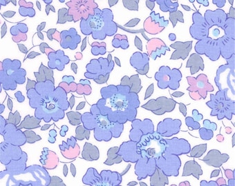 Puede incluir: Una tela blanca con un patrón repetitivo de flores azules y rosas. Las flores son estilizadas y tienen un aspecto vintage.