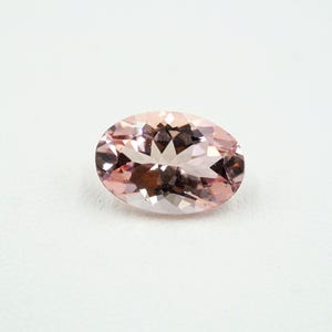 Natural Peach Morganite Gemstone: Oval Cut, 3.00 Ct Jewelry Stone