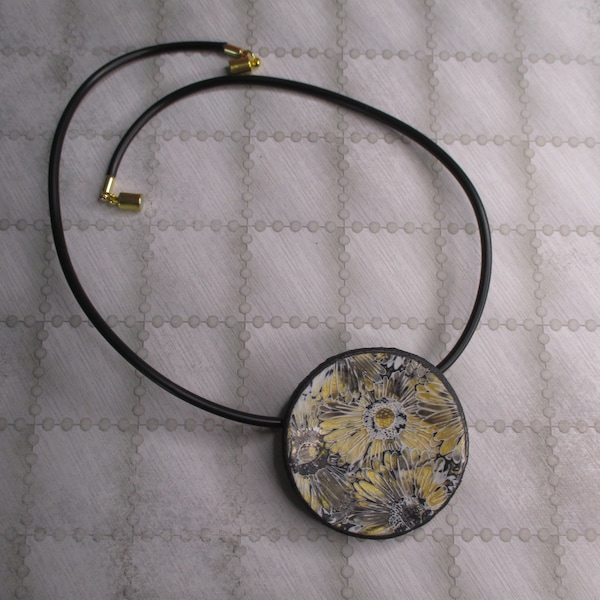 Collier pendentif rond en pâte polymère noir blanc et or.