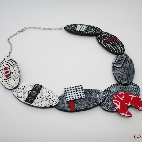 Collier graphique ovale noir blanc et rouge en pâte polymère