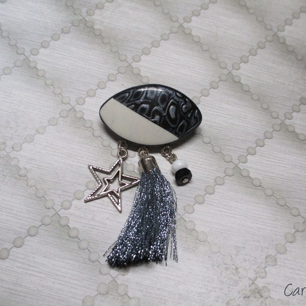 Broche ovale noir grise et blanche en pâte polymère avec perles breloque et pompon gris métallisé