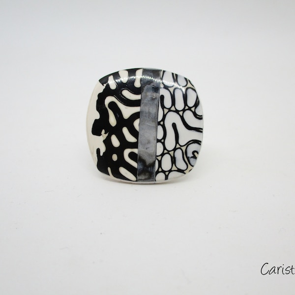 Bague carré noir et blanche en pâte polymère